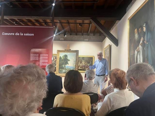 Christian Augère au Musée de l’Echevinage présentant le tableau de Jacques Fouquières.